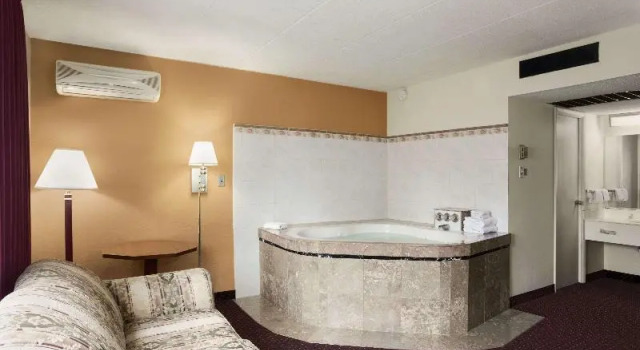 Номер Standard Ramada by Wyndham Pittsburgh/New Stanton