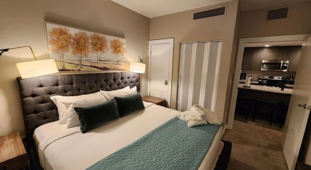 Your own balcony, full kitchen in Canyons Village, Забронировать Апартаменты/квартира Отели Парк-Сити с парковкой, рядом с Canyons Parking Lot, Парковка