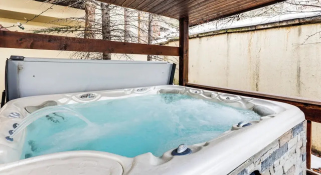 Коттедж 3 Mi to Vail Village: Classic Estate w/ Hot Tub