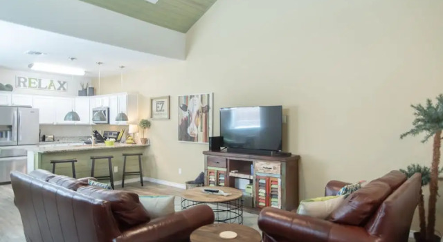 Breezy Beach House 3 Bedrooms 2.5 Bathrooms Condo