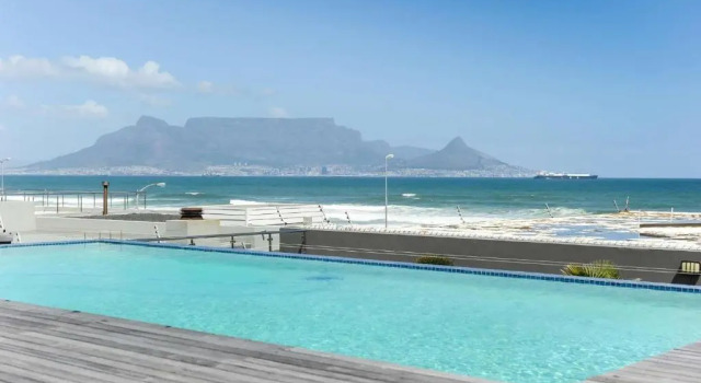 Апартаменты Infinity Self Catering Beachfront Apartment 302