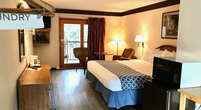 Двухместный номер Standard с балконом Four Seasons Inn