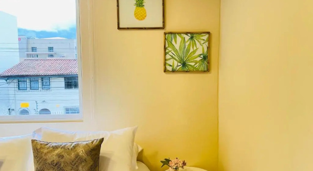 Casa Floresta - 3 zonas de parqueo - casa automatizada, Забронировать Отель La Floresta Кито, рядом с Del Arbolito Park