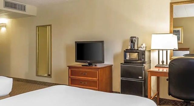 Четырёхместный люкс Clarion Inn Frederick Event Center