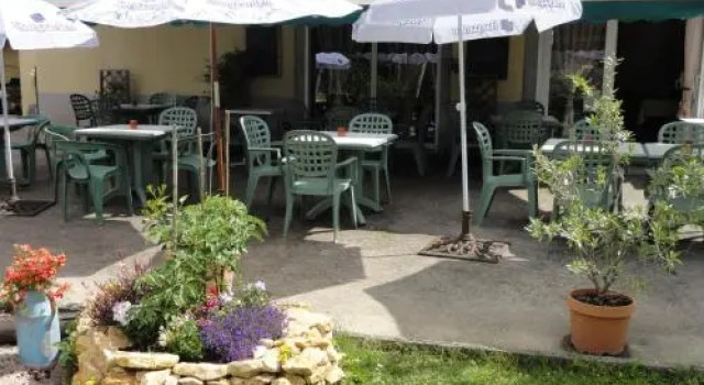 Café Hôtel de la Gare, Забронировать Отель Отели Горного массива Юры с парковкой, Парковка