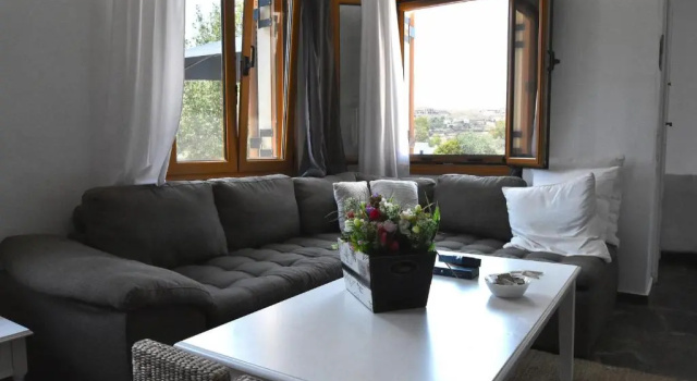 The Garden House only a 2 minute walk from the Picturesque Marine of Vourkari., Prenota Hotel Ioulida 