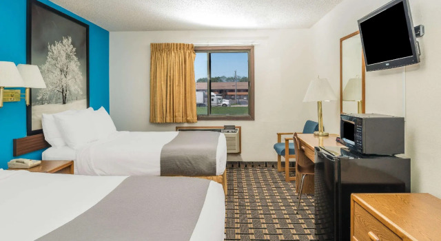 Четырёхместный номер Standard Super 8 by Wyndham Lincoln West