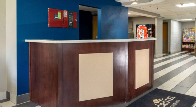 Microtel Inn & Suites by Wyndham Pigeon Forge, Забронировать Отель Пиджен-Фордж Great Smoky Mountains National Park, рядом с Зеркальный лабиринт Hannah's Maze of Mirrors