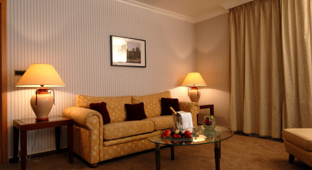 B-aparthotel Ambiorix, Забронировать Апарт-отель Отели Брюссельского столичного региона 4 звезды, рядом с Королевский музей военной истории, 4*