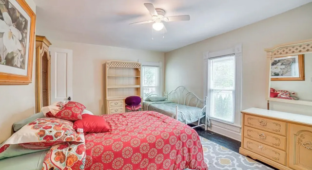 Коттедж Charming Champaign Victorian w/ Deck!
