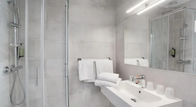 Трёхместный номер Comfort Hôtel Alcôve Nice