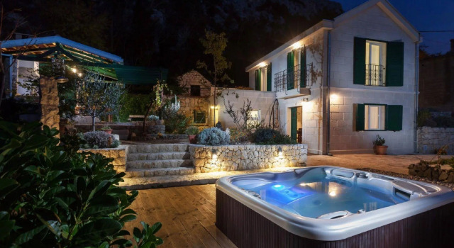 Luxurious Holiday Home in Makarska with Hot Tub, Buchen Sie Ferienhaus Hotels in Gespanschaft Split-Dalmatien mit Pool, Schwimmbad
