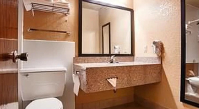 Кровать в общем номере Best Western Green Bay Inn and Conference Center