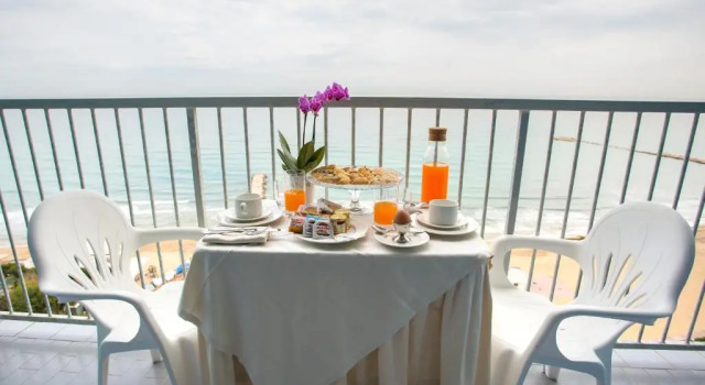 Трёхместный номер Standard с видом на море Hermitage Hotel