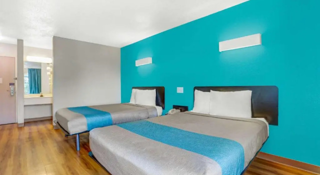 Четырёхместный номер Standard Motel 6-Raleigh, NC - North
