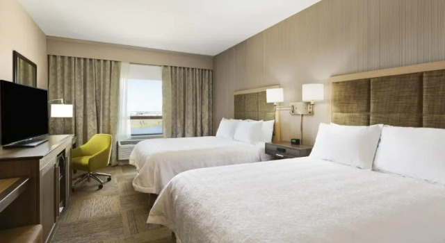 Четырёхместный номер Standard с видом на воду Hampton Inn by Hilton Edmonton/Sherwood Park
