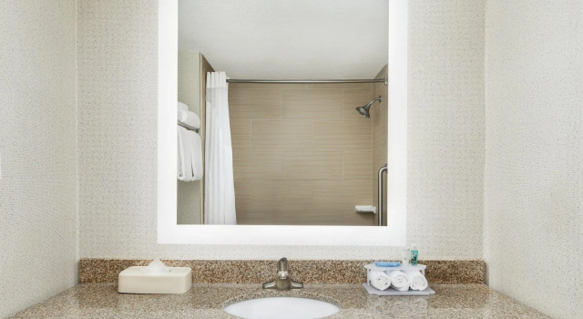 Четырёхместный номер Standard Holiday Inn Express & Suites Jacksonville South East - Medical Center Area by IHG