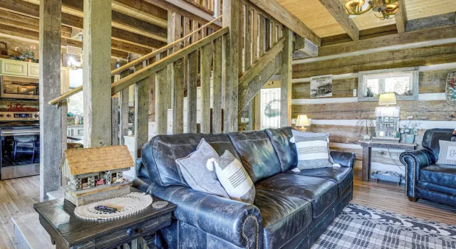 Hot Tub + Pool Table: 3-story Gatlinburg Cabin!, Забронировать Дом для отпуска Гатлинберг Great Smoky Mountains National Park