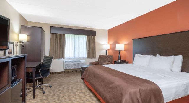 Двухместный номер Deluxe AmericInn by Wyndham Rogers