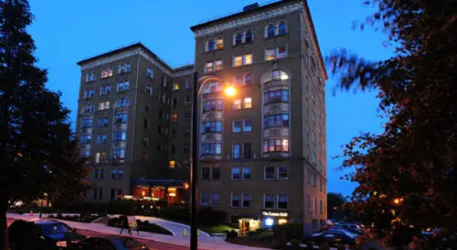 Lenox Hotel and Suites, Забронировать Отель Отели Буффало с парковкой, рядом с Театр Alleyway Theatre, Парковка