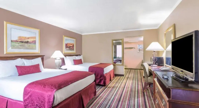 Четырёхместный номер Standard Days Inn & Suites by Wyndham Logan