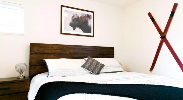 Modern Ski Chalet, 10mins to Skiing, Hot Tub & Mountain Views, Book Chalet Sommerhuse i Montana, Hytte