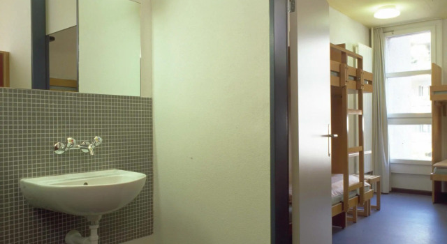 Кровать в общем номере Zurich Youth Hostel
