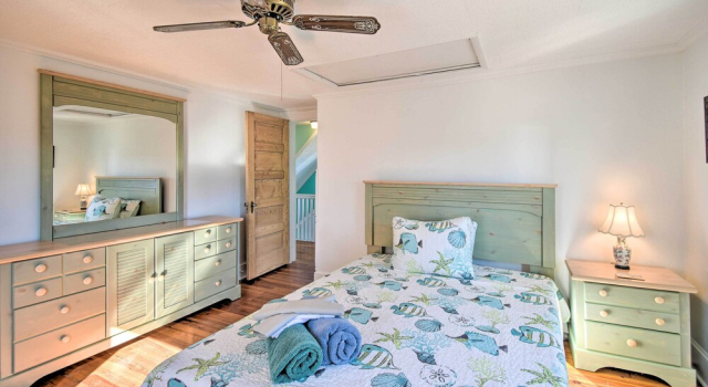 Коттедж Chincoteague House w/ Enclosed Porch + Deck