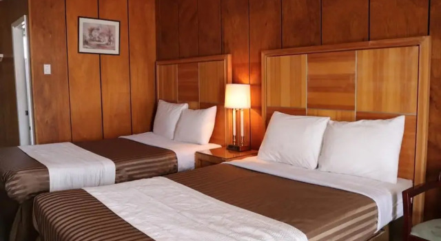 Четырёхместный номер Standard Plaza Motel