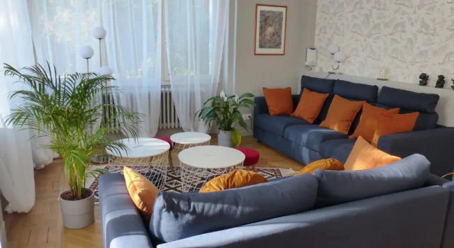Коттедж с 2 комнатами La Maison de la Douce Heure, 4 appartements climatisés avec jardin au centre ville proche des Thermes