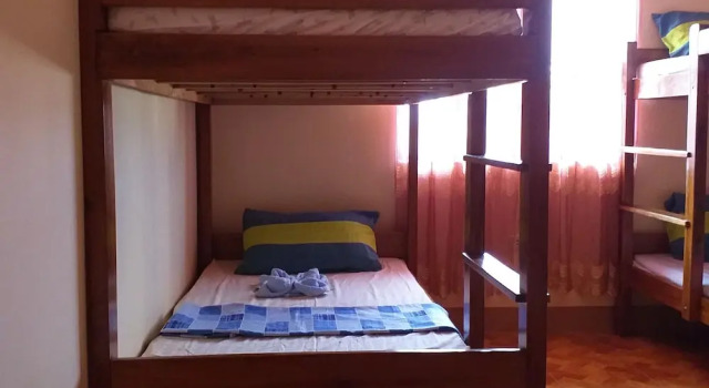 Кровать в общем номере Bendoy's Transient House
