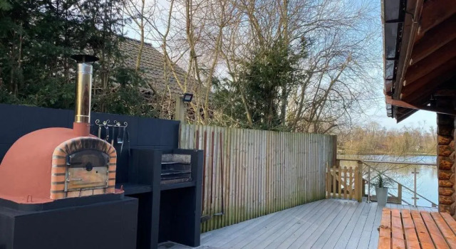 Коттедж Woodpecker Log Cabin with hot tub, pizza oven bbq entertainment area, lakeside with private fishing peg situated at Tattershall Lakes