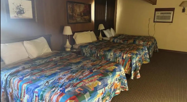 Шестиместный номер Standard Love Hotels Western Holiday by OYO at Harlan Lake NE