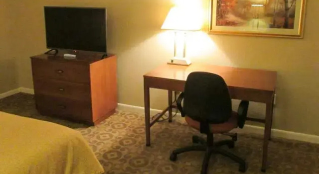 Двухместный номер Standard с балконом Magnuson Grand Pioneer Inn and Suites