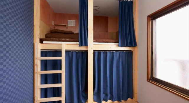 Кровать в общем номере Guesthouse OYADO SAPPORO