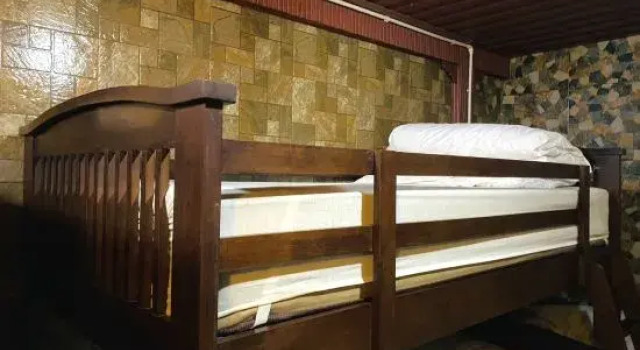 Кровать в общем номере Thai teak Sathon Guest House