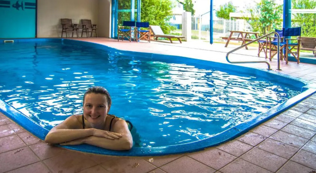 Captains Cove Resort - Absolute Waterfront Apartments, Забронировать Апартаменты/квартира Отели Пейнсвилл с бассейном, рядом с Aquamania Water Sports, Бассейн