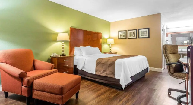 Номер Standard Quality Inn & Suites near Robins Air Force Base