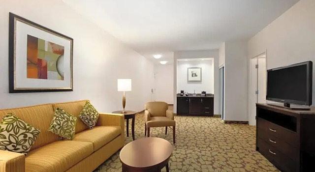 Четырёхместный люкс Hilton Garden Inn Edmonton International Airport