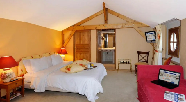 Семейный номер Standard Kyriad Saumur Hyper Centre Hôtel, Appartements, Séminaires et SPA soins Sothys Paris