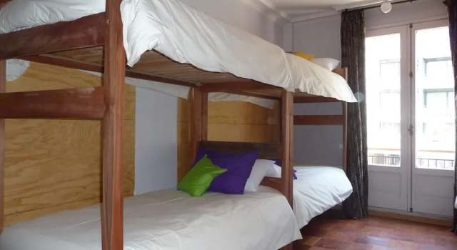 Кровать в общем номере Hostal de la Barra - Hostel