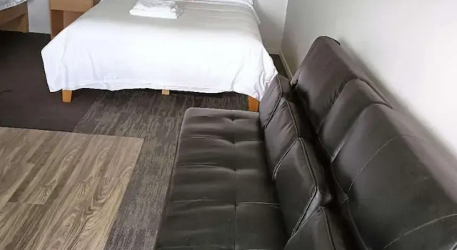 2 double and 1 sofa beds chalet 7D, Забронировать Шале Коттеджи Озера Роторуа, Коттедж