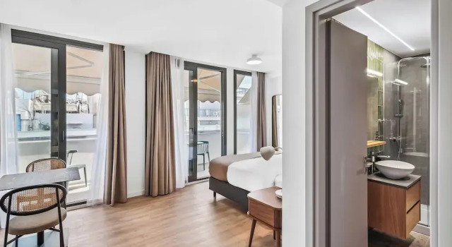 Люкс с балконом Limehome Piraeus Olive