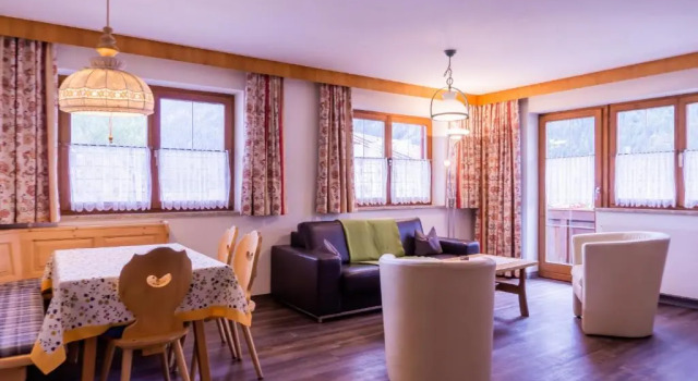 Апартаменты с 2 комнатами с балконом Gästehaus Wötzer und Landhaus Stocka
