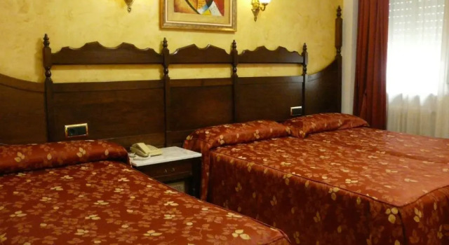 Трёхместный номер Standard Hotel Reyes Catolicos