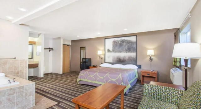 Двухместный люкс Deluxe Super 8 by Wyndham Richlands/Claypool Hill Area