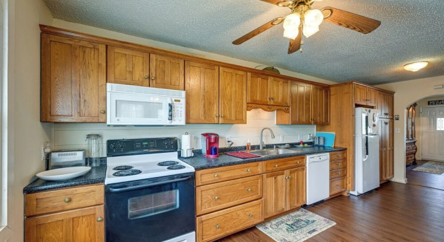Коттедж с 2 комнатами Private Hot Tub & Covered Deck: Cozy Whittier Gem