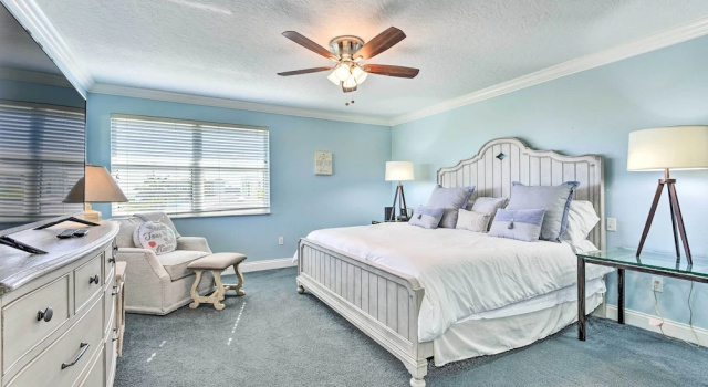 Апартаменты Steps to Ocean & Bay: Bradenton Beach Townhome!
