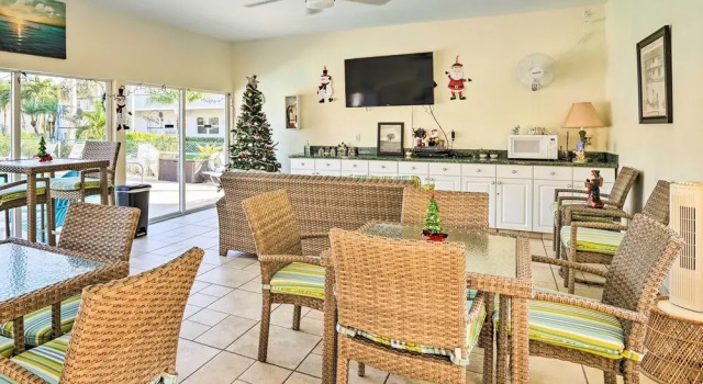 Апартаменты Marco Island Condo ~ 1 Mi to the Beach!