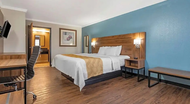 Номер Standard с балконом Quality Inn & Suites Ft. Jackson Maingate